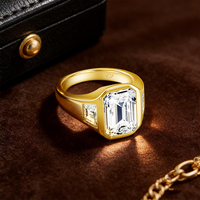 JINAO Dropshipping Perhiasan Mewah untuk Bisnis, Pesta, dan Hadiah Keluarga, Cincin Pria Perak 925 dengan 3 Batu Moissanite Potongan Emerald 3ct