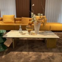 Table basse rectangulaire moderne de luxe en marbre avec veinage crème et gris et pieds en métal martelé doré pour salon et villa