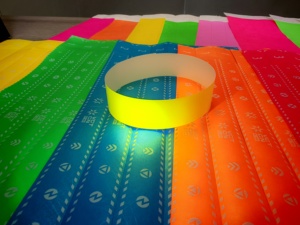 สายรัดข้อมือกระดาษกันน้ำแบบใช้ครั้งเดียว พิมพ์ลายตามสั่ง ของพรีเมียมสำหรับงานปาร์ตี้ ใช้สำหรับระบุตัวตนและควบคุมการเข้าออก - Product Image 2