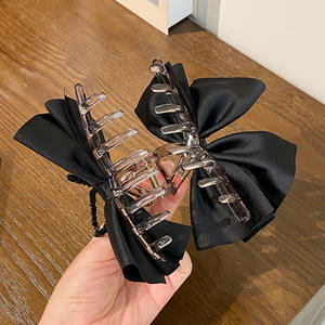 Pince à cheveux requin noire pour femme avec perles de riz et nœud en tissu - Product Image 5