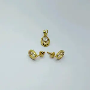 Ensemble élégant de pendentif et de boucles d'oreilles en or avec pierre centrale scintillante, design rond classique pour femmes - Product Image 1