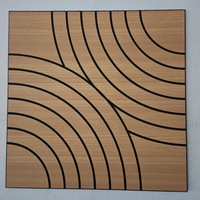 Panneau mural acoustique auto-adhésif en feutre PET avec placage de bois de chêne naturel sculpté à arcs entrelacés