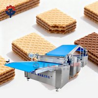 Ligne de production industrielle de gaufrettes avec fours à plaques automatisés et machine à gaufrettes à grande vitesse avec épandeur de crème