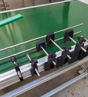 Combinaison de supports de garde-corps réglables pour ligne d'assemblage de convoyeurs