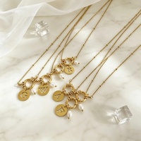 Collier tendance avec pendentif lettre ajourée et perle, chaîne réglable dorée, bijou de cou parfait