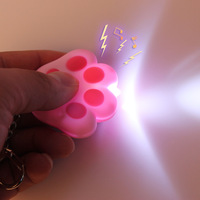Le nouveau porte-clés en caoutchouc souple 3D à motif animal mignon, vente en gros, cadeau personnalisé, porte-clés mignon en forme de patte de chat avec son et lumière
