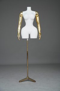 Maniquí de Torso Femenino de Talla Grande con Acabado Galvanizado en Oro y Brazos Desmontables - Product Image 4