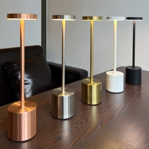 Lampe de table LED en métal minimaliste moderne, style créatif et simple pour la maison, lampe de bureau LED rechargeable sur batterie pour la lecture - Product Image 5