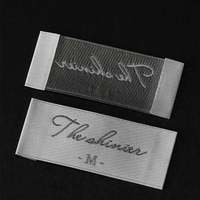 Étiquettes de vêtements tissées sur mesure de luxe - Texture satinée damassée, pliées simples, pour la couture du col, vêtement biologique