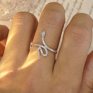 Anello a Forma di Serpente per Donne, Gioiello Elegante e alla Moda - Product Image 2
