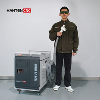 Machine de nettoyage au laser à fibre CW portative de petite taille 1500W 2000W, outil de décapage de la rouille au laser portable pour le nettoyage des surfaces en acier et en métal
