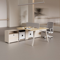 Poste de travail commercial moderne avec cloison, chaise de bureau et support d'écran pour personnel financier