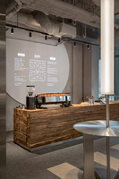 Design d'intérieur de café éco-responsable de style industriel, décoration murale en brique apparente, mobilier de café vintage, éclairage LED