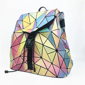 Mochila arco-íris 3D geométrica reflexiva com mudança de cor arco-íris, mochila de luxo nova moda verão 2024