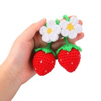 Tricoté à la main fleur de fraise voiture suspendus ornement créatif petite fleur accessoire pour rétroviseur de voiture objets décoratifs