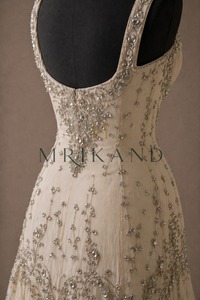 Vestido Largo de Diseñador en Georgette con Pedrería de Cristal, Elegante Atuendo de Moda para Mujer para Fiestas y Eventos - Product Image 4
