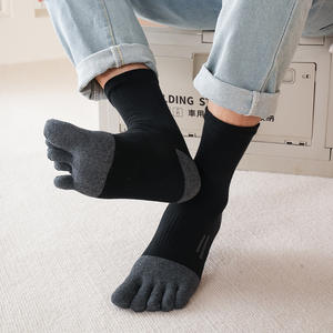 Moda Sporty <span class=keywords><strong>Custom</strong></span> Tube Cotton Men's <span class=keywords><strong>Toe</strong></span> <span class=keywords><strong>Socks</strong></span> Preto Branco Cinza Cinco <span class=keywords><strong>Toe</strong></span> Crew <span class=keywords><strong>Socks</strong></span> para Homens - Product Image 4