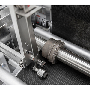 Machine de <span class=keywords><strong>fabrication</strong></span> de masques chirurgicaux plats à 3 plis avec attaches auriculaires et bande de nez en aluminium - Product Image 2