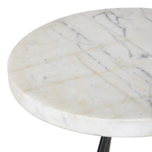 Mesa auxiliar Clove hecha de aluminio fundido con acabado martillado en color bronce, una base única con forma de tres patas en espiral unidas. - Product Image 4