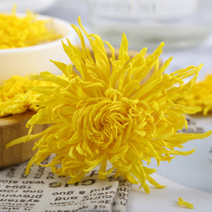 Vente en gros à bas <span class=keywords><strong>prix</strong></span> du fabricant de <span class=keywords><strong>chrysanthème</strong></span> jaune à filetage doré de thé aux fleurs cueillies à la main de haute qualité - Product Image 4