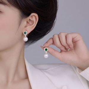 Nouvelles boucles d'oreilles en cuivre de luxe haut de gamme élégantes avec zircon carré et perle, design de niche, tendance, plaqué or, mode - Product Image 2