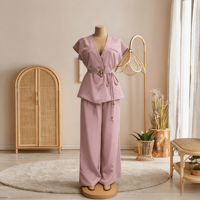 Ensemble de costume rose pour femme, idéal pour les mariages ou les soirées, avec des décorations de boutons formels pour un style professionnel féminin