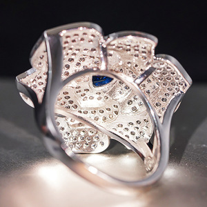 Spilla a Fiore DJ100 in Argento 925 con Zaffiro Centrale e Incastonatura a Pavé, Regalo per Donna, Gioielleria Fine - Product Image 3