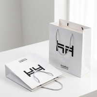 Sacs en papier kraft blanc gaufré recyclé, uniques, avec poignées, logo personnalisé pour la marque