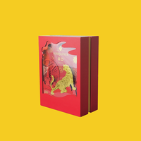 STPP a développé une boîte cadeau de luxe en papier 3D personnalisée avec impression, pour whisky/cognac, avec insert en mousse en forme de bouteille.