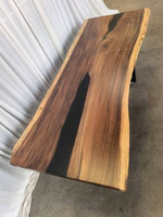 Table de salle à manger en bois massif de style moderne avec bord naturel et résine époxy