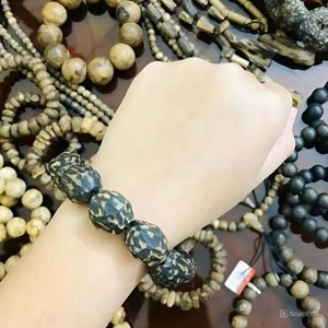 Pulsera de madera de agar de alto grado hecha a mano con pulsera de madera rica en aceite, cuentas de 12-15mm, pulsera de madera de agar pura - Product Image 4