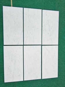 Dalles fines en marbre blanc de Carrare naturel d'Italie, surface polie, panneaux de pierre légers pour murs intérieurs, salles de bain, villas, hôtels C - Product Image 1