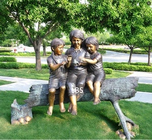 Sculpture de statue de jardin en bronze grandeur nature avec enfants heureux jouant main dans la main - Product Image 4