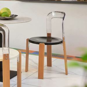 Tabouret de bar moderne avec dossier transparent, assise blanche, pieds en bois, base chromée - Utilisation dans les restaurants, les salons, les bars à domicile - Product Image 2