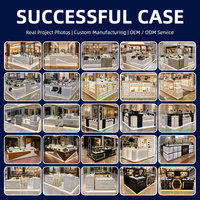 Kiosque de présentation de parfums professionnel et élégant, style vitrine, blanc et or, écologique, durable, avec éclairage LED pour centre commercial