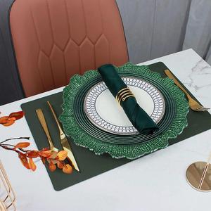 Platos Base Decorativos de Plástico Verde Esmeralda de 13 Pulgadas con Diseño de Arrecife, Ideales para Fiestas y Decoración de Mesas de Boda - Product Image 3