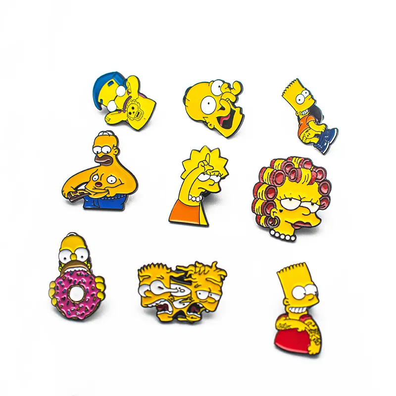 Em estoque dos desenhos animados Simpsons Pinos engraçados bonitos anime Macio Metal esmaltado Pinos de crachás