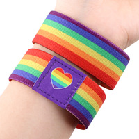 Bracelets de sport élastiques unisexes à rayures colorées Cœur Arc-en-ciel Porte-bonheur, bracelets d'amitié et de fierté avec logo personnalisé – Grande Vente