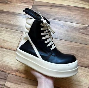 Zapatillas de diseñador para hombre, parte superior de cuero en blanco y negro, cómodas, impermeables y con aumento de altura, perfectas para conjuntos de fiesta. - Product Image 2