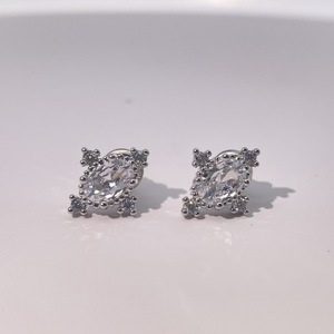 ต่างหูทรงรีชุบทองเหลืองประดับเพชรซิร์คอนทรงกรงเล็บ ดีไซน์หรูหราทันสมัย ให้ความรู้สึกสง่างามและมีระดับ - Product Image 5