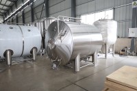 Unitank horizontal pour bière artisanale de 1000L à 5000L, avec réservoir sous pression, contrôle PLC et pompe.