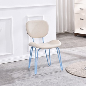 Chaises de <span class=keywords><strong>salle</strong></span> à <span class=keywords><strong>manger</strong></span> à pied en métal noir et or très attrayantes avec coussins et dossiers confortables - Product Image 3