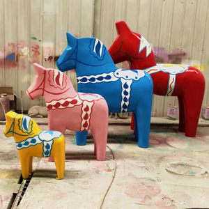 Vente en gros de grand <span class=keywords><strong>cheval</strong></span> de Dala en fibre de verre pour décoration d'intérieur, statue de <span class=keywords><strong>cheval</strong></span> de troie, sculpture de <span class=keywords><strong>cheval</strong></span> en <span class=keywords><strong>jouet</strong></span> - Product Image 6