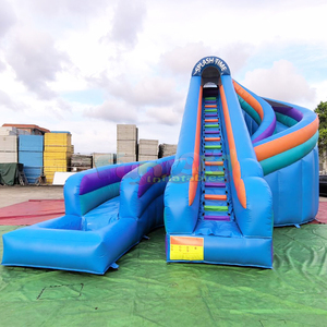 Toboggan aquatique géant gonflable pour enfants, avec piscine et glissière incurvée. - Product Image 1