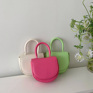 กระเป๋าสะพายข้างผู้หญิงแบบมินิ หูหิ้วแบบแม่เหล็ก สีพื้น ซัมเมอร์ 2022 สีขาว สีแดงกุหลาบ สีเขียวอ่อน - Product Image 1