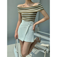 Camiseta de punto elegante de manga corta con hombros descubiertos y rayas en contraste para mujer, ideal para el verano y el día a día, con ajuste ceñido y bajo MOQ.