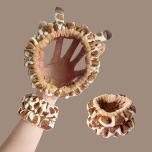 Vente en gros Bandeau en bois de <span class=keywords><strong>girafe</strong></span> bicolore pour filles Attache à cheveux en peluche douce pour une coiffure de fête mignonne - Product Image 1