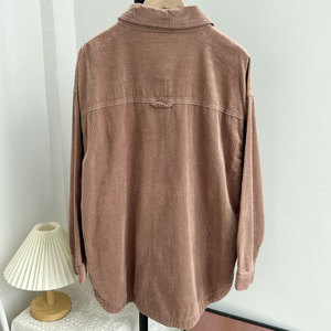 Camicette di velluto a coste da <span class=keywords><strong>donna</strong></span> su misura OEM camicie Oversize a maniche lunghe marroni a maniche lunghe con collo alto top Casual autunno inverno - Product Image 2