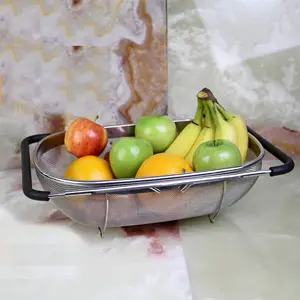 Malha de aço inoxidável fina expansível, coador de frutas e legumes sobre o escorredor da pia
