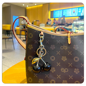 <span class=keywords><strong>SheIn</strong></span> para el mercado internacional: Llavero <span class=keywords><strong>de</strong></span> coche retro <span class=keywords><strong>de</strong></span> aleación <span class=keywords><strong>de</strong></span> zinc con cristal y cereza, estilo europeo, superventas <span class=keywords><strong>de</strong></span> moda - Product Image 3